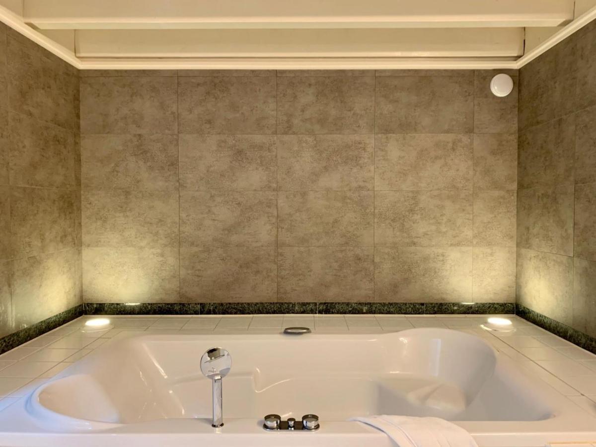 L'hotel By Du Chateau